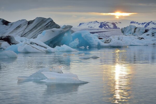 Iceberg disidente en el océano Atlántico de Isandia