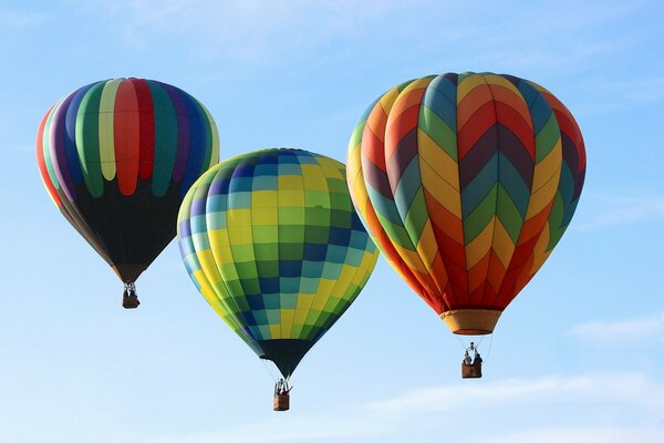 Bunte Luftballons am Himmel