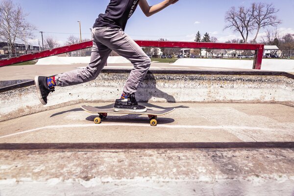 Skateboarder reitet ein Brett von einem Hang