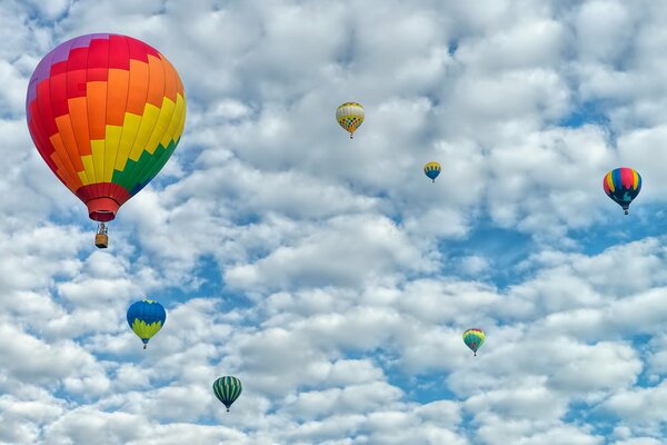 Helle Luftballons in dichten Wolken