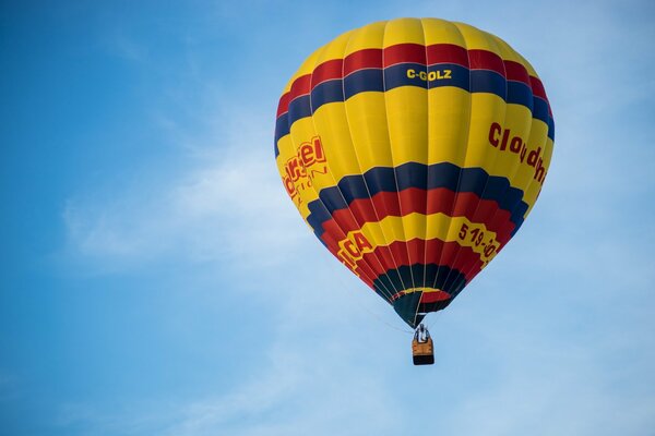 Kolorowy balon na niebie