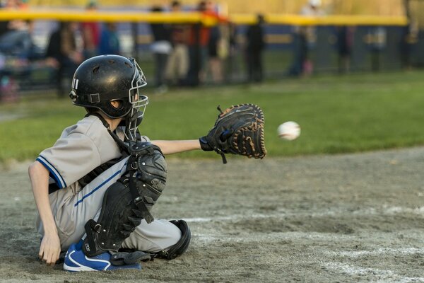 Seduto sul campo ragazzo giocatore di baseball