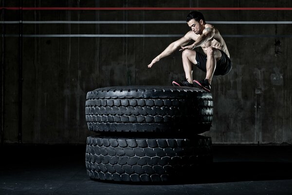 Crossfit man trains indoors