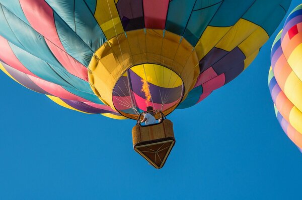 Ein Ballon fliegt in den Himmel