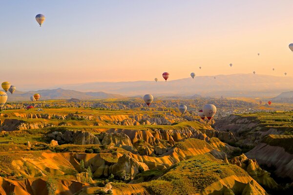 Balon na niebie nad górami