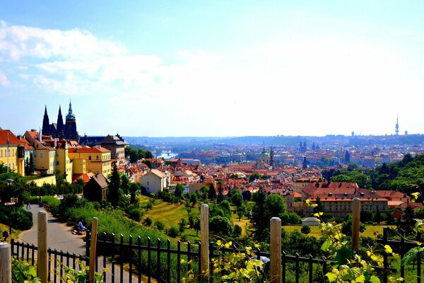 Antigua ciudad soleada de Praga