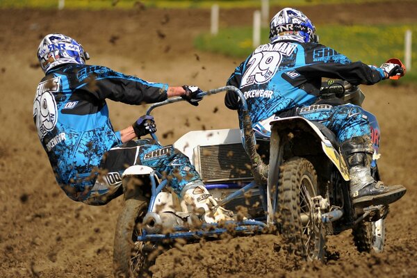 Carreras de motos de tierra con cochecitos