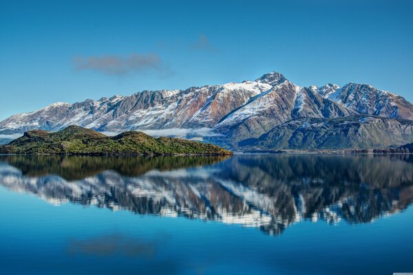 Grandes montañas con espejo lago