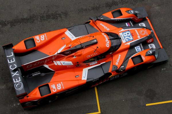 Voiture de course orange sur fond d asphalte