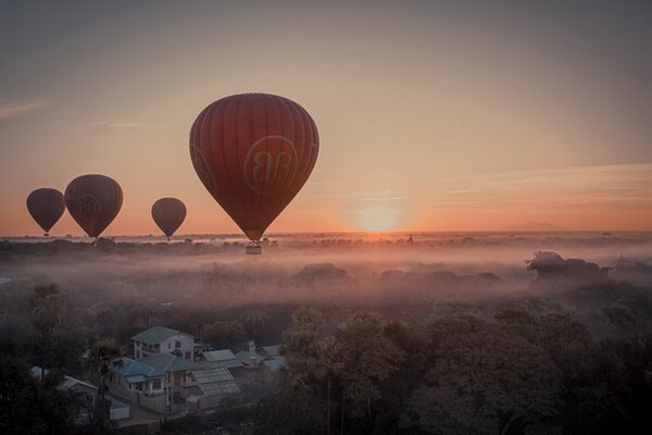 Ballons fliegen bei Sonnenuntergang