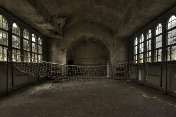 Ancienne salle de sport abandonnée pour le volley-ball