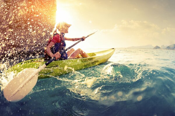 Ragazza su un kayak in tempo soleggiato