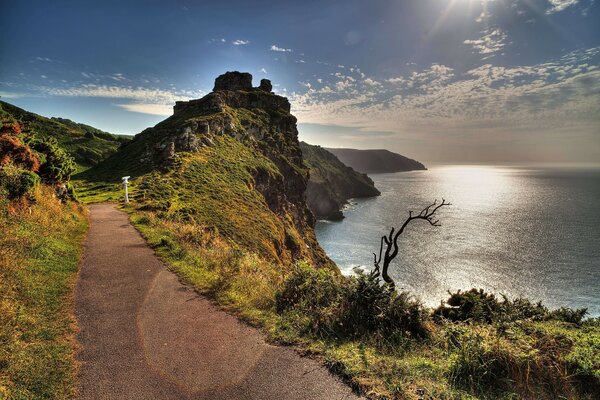 Sentier sur le bord de la côte avec des rochers