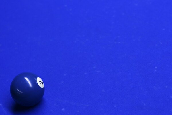 Boule bleue sur la table de billard bleue