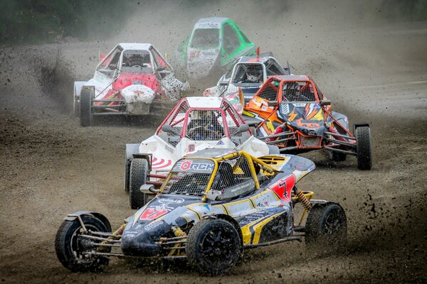 Voitures de course sur la piste de sable