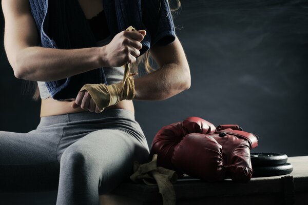 Chica boxeador se quita los guantes