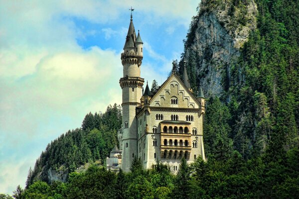 Palacio con torres en un acantilado cerca de las rocas