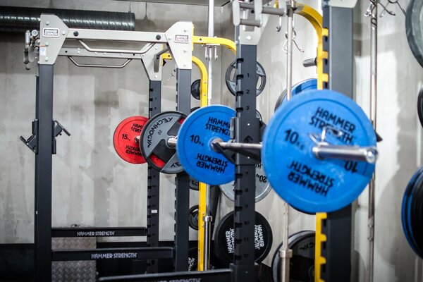 The red and blue bars on the machines are waiting for their heavyweights