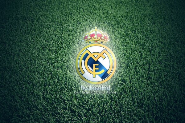 Real Madryt. Klub FC. Logo na tle trawy