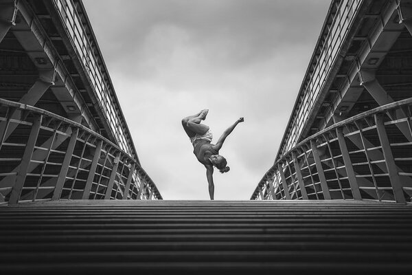 La gymnaste Emily Kailon dans un stand sur le pont