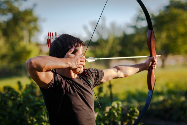 Un homme tire à l arc. Arc et flèches