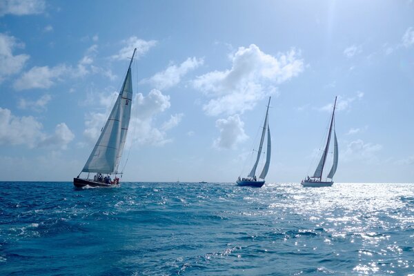 Yacht sul mare tranquillo