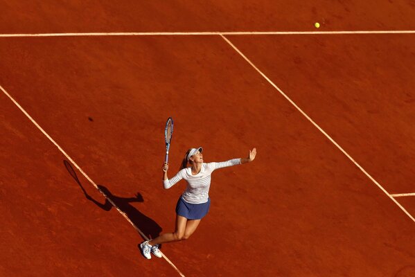 Scharapowa wirft mit Tennisschläger den Ball unter der Sonne ab