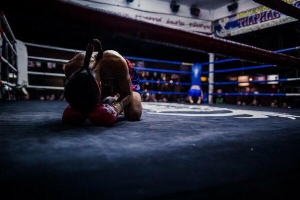 Homme dans le Ring de combat avant le combat