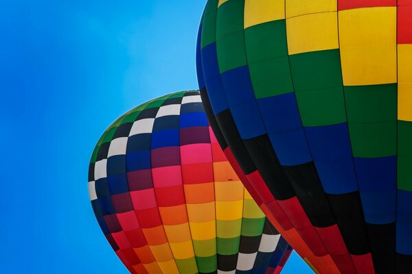 Globos brillantes contra un cielo despejado