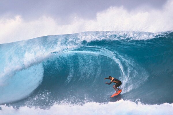 Beau cadre de surfer sur la vague bleue NP