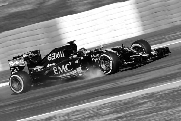 Voiture de course sur la piste. romain Grosjean