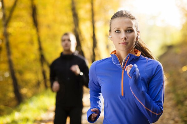 Entrenamiento de carrera de otoño en el parque