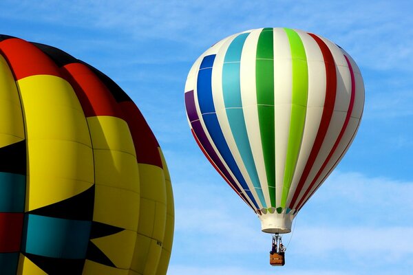 Globos de colores en el cielo