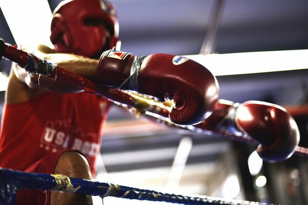 Un combattant fatigué dans le Ring gagnant