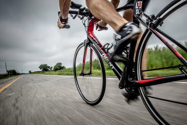 L atleta guida la strada in bicicletta