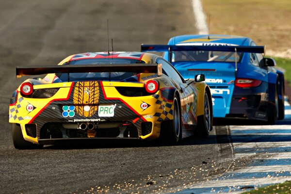 Carrera en un Ferrari amarillo en la pista