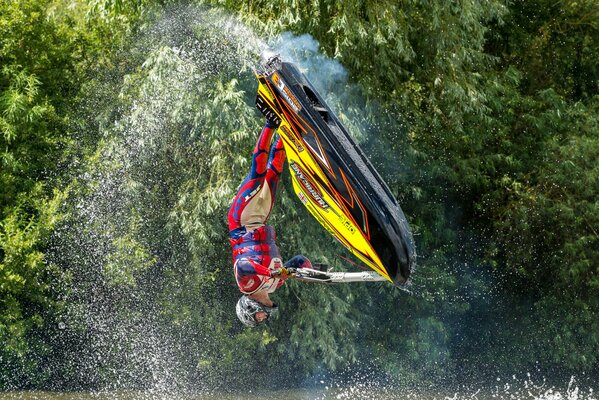 Salto de scooter en el agua con salpicaduras