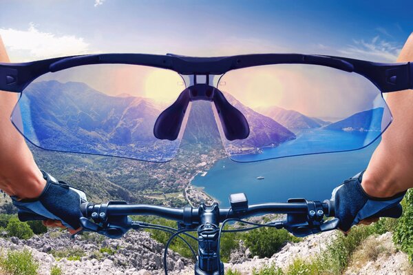 Vue du cycliste sur les montagnes et le lac