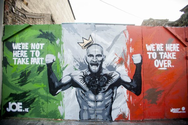 Le mur montre Conor McGregor en Couronne sur fond de drapeau