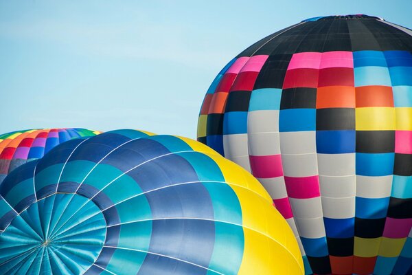 Globos de colores en el cielo