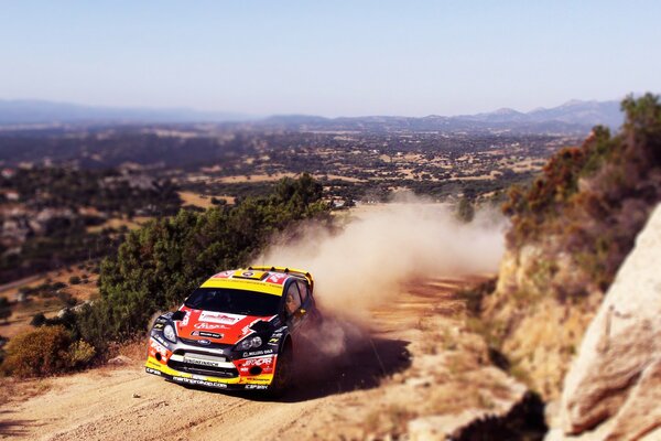 Foto polvorienta de una carrera en el desierto. Carrera de velocidad Ford