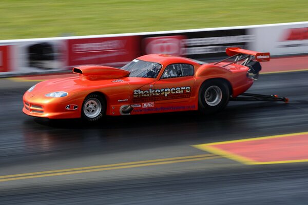 Voiture de course de couleur rouge