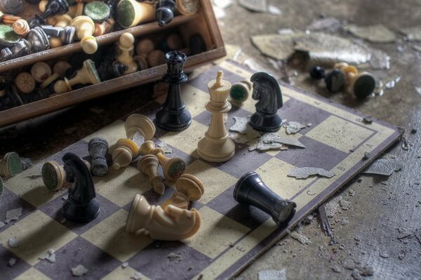 Chessboard and scattered pieces