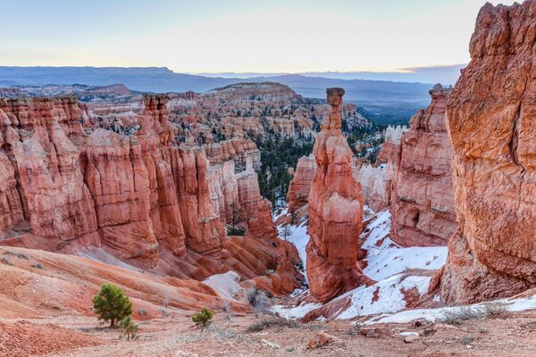 Paisajes nevados de cañones escarpados