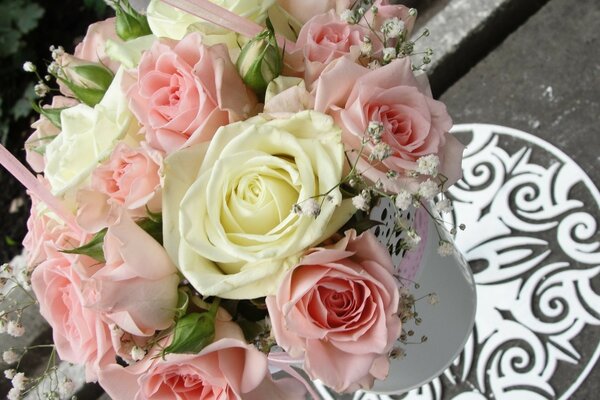 Delicate bouquet of roses in a hatbox