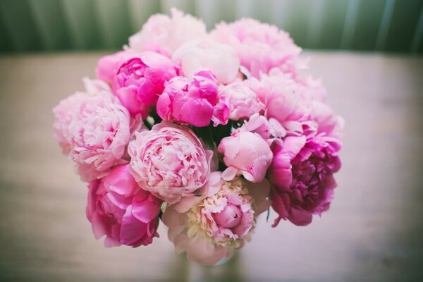 Bouquet de pivoines debout sur la table