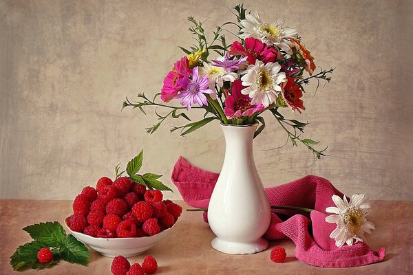 Bodegón de verano con flores y frambuesas