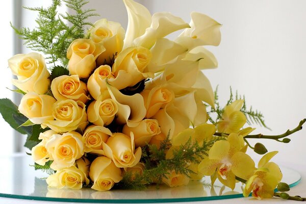 Un ramo de rosas como regalo en una mesa de vidrio