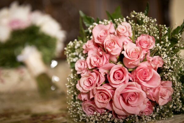 Bouquet de roses roses pour la mariée