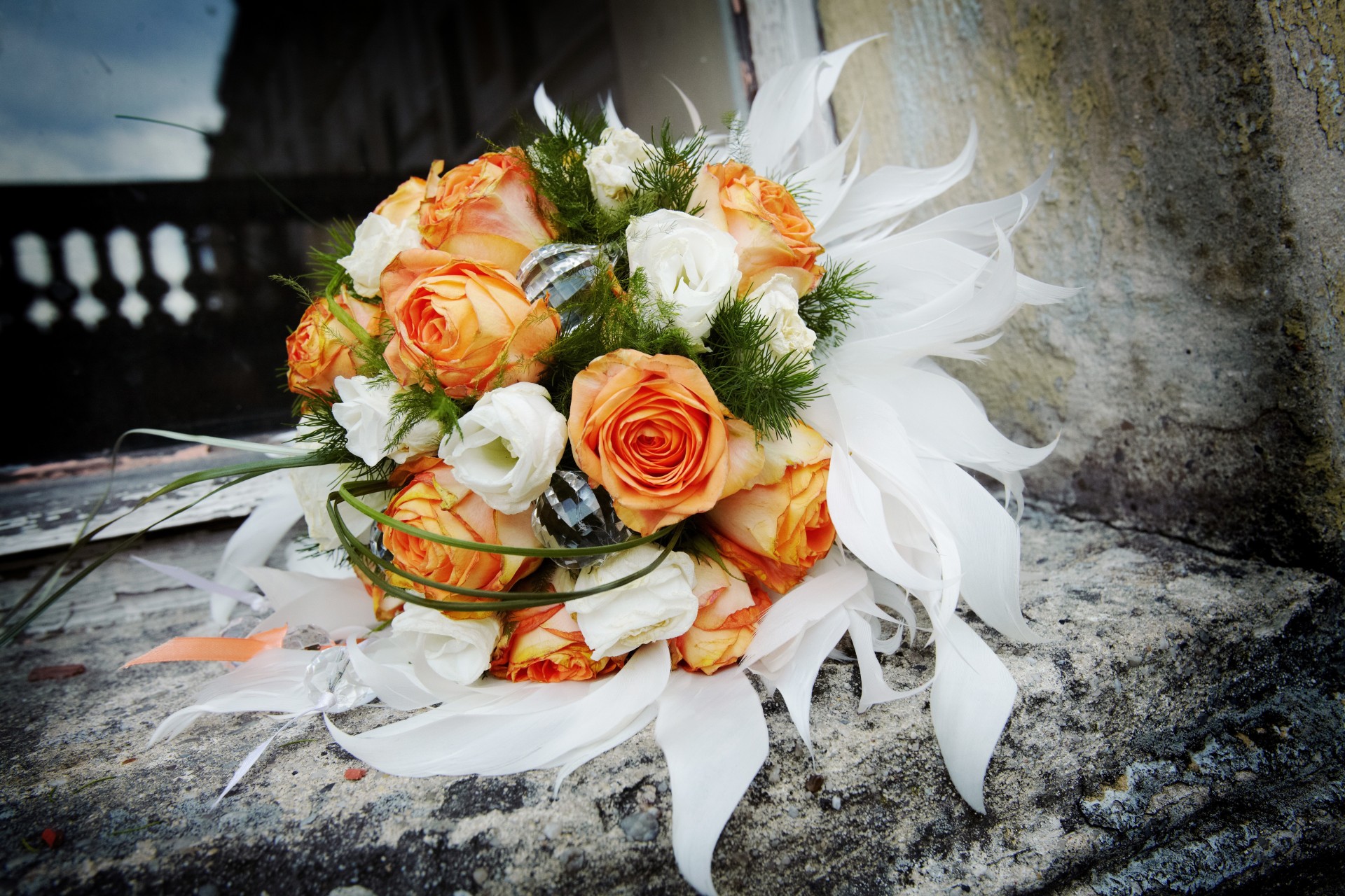 piedras rosas ramo flores naranja blanco